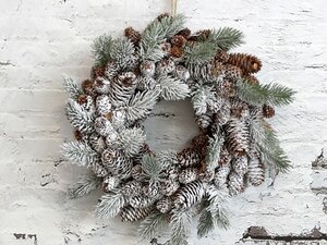 Fleur Fir Wreath w. cones & snow